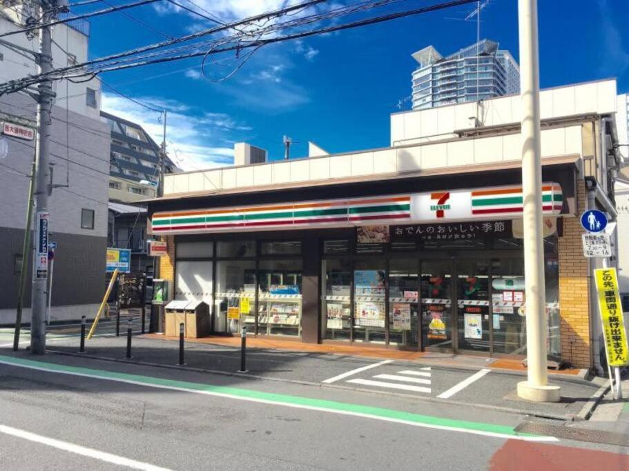 新宿駅徒歩８分！緑あるデザイナーズホテル/最大６名/fire Tv/光ネット/伊勢丹・歌舞伎町すぐ！ Apartamento