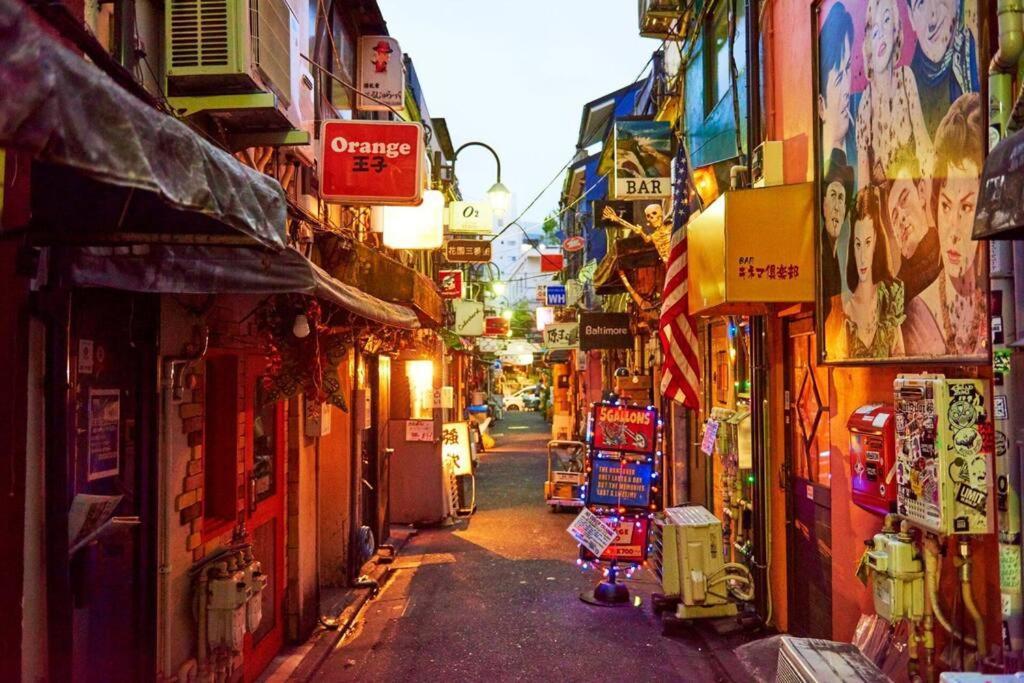 新宿駅徒歩８分！緑あるデザイナーズホテル/最大６名/fire Tv/光ネット/伊勢丹・歌舞伎町すぐ！ Apartamento *